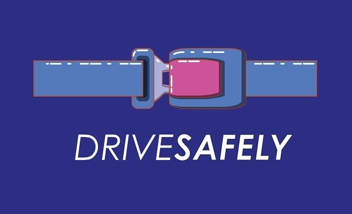シートベルトと「DRIVE SAFELY」の文字があり、安全運転を呼び掛ける画像