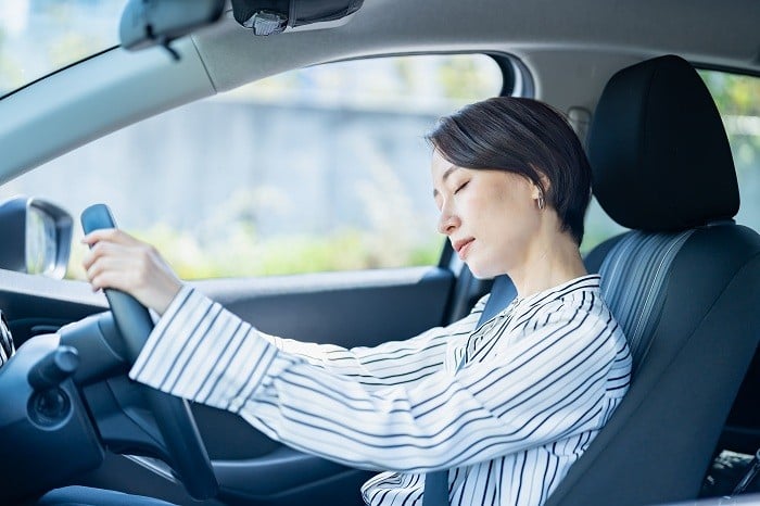 居眠り運転する女性
