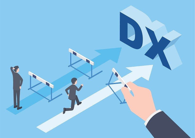 DX推進の障害を取り除くサポートの手と、ゴールを目指して走るビジネスパーソン