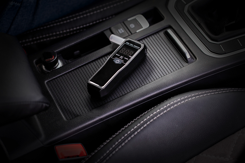 車内のコンソール部分にアルコール検知器が置かれている