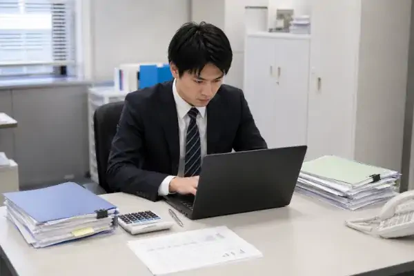 オフィスでノートパソコンを操作するビジネスパーソン