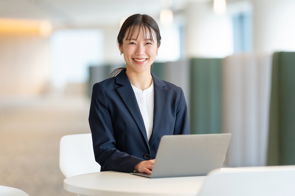 車両管理システムを操作する女性